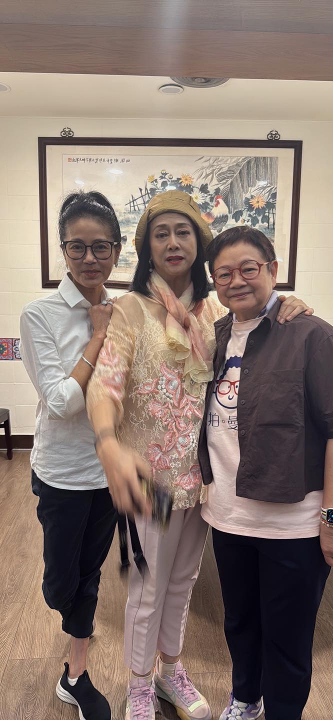 汤兰花（中）保养得宜，不似72岁。